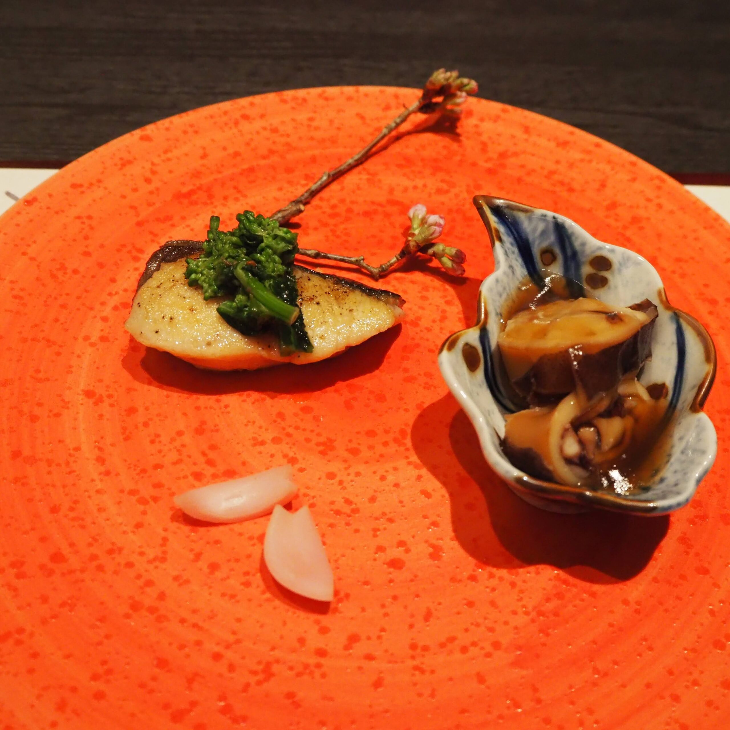 東京都港区 懐石 三田ばさら 別邸 季節懐石コース 焼物 鰆の香味オイル焼とヤリイカの煮物