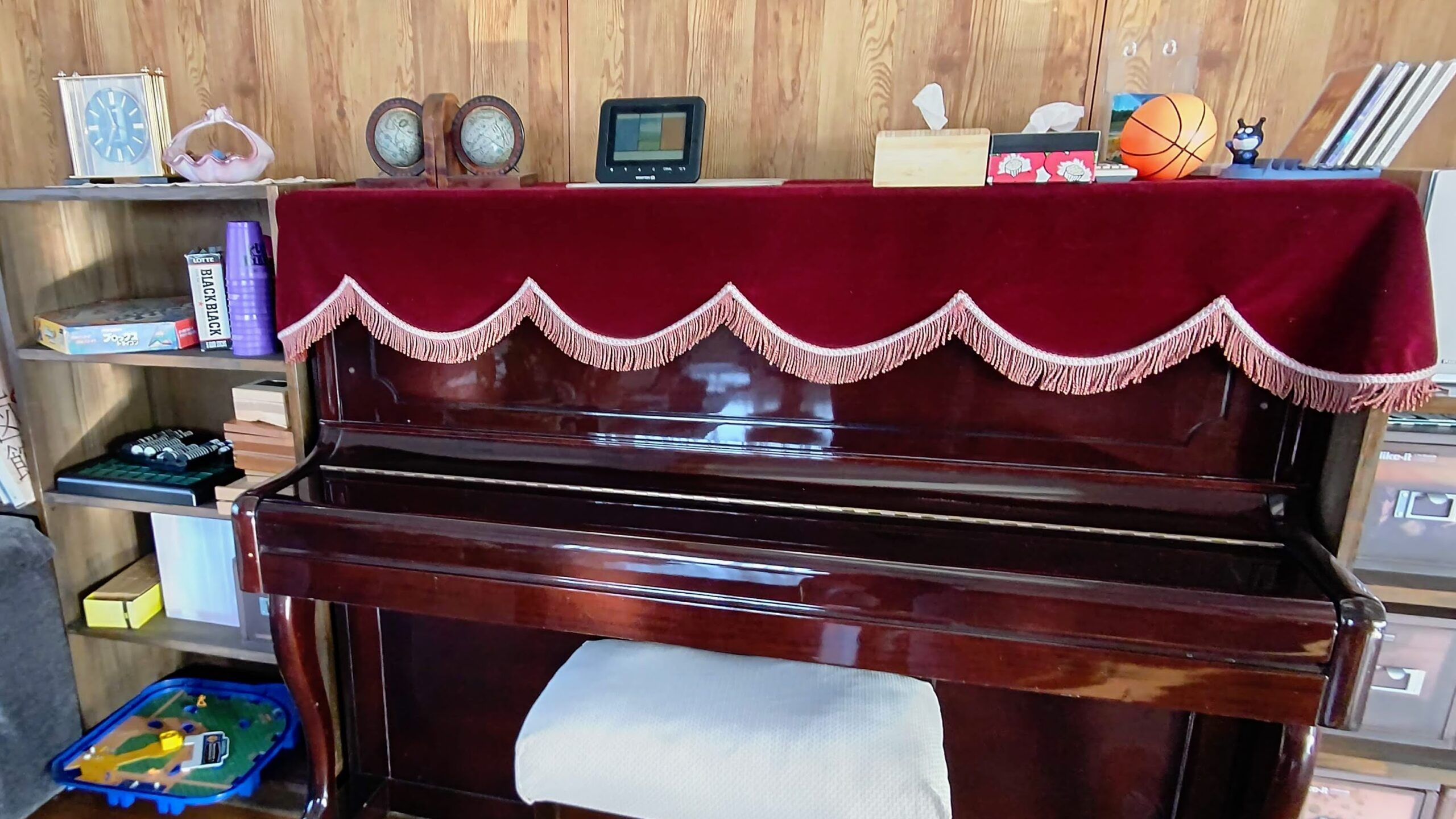 山梨県南都留郡 ペンション＆コテージ シルバースプレイ ペンション棟 談話室 ピアノ ボードゲーム
