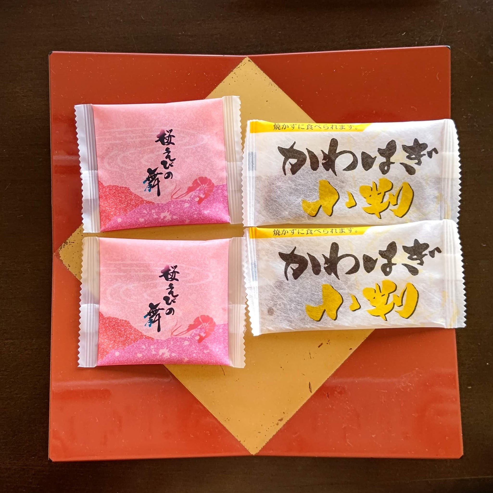 静岡県賀茂郡 稲取東海ホテル湯苑 客室 ツインタイプ お茶菓子 桜海老のせんべい かわはぎ焼き