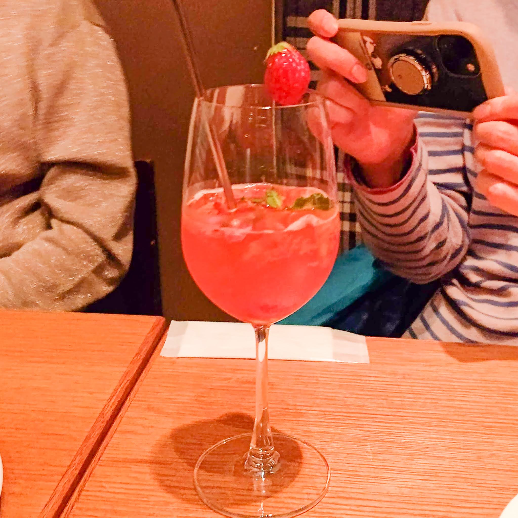 東京都新宿区 AfterTaste アフターテイスト 桜と苺のスプリングカクテル