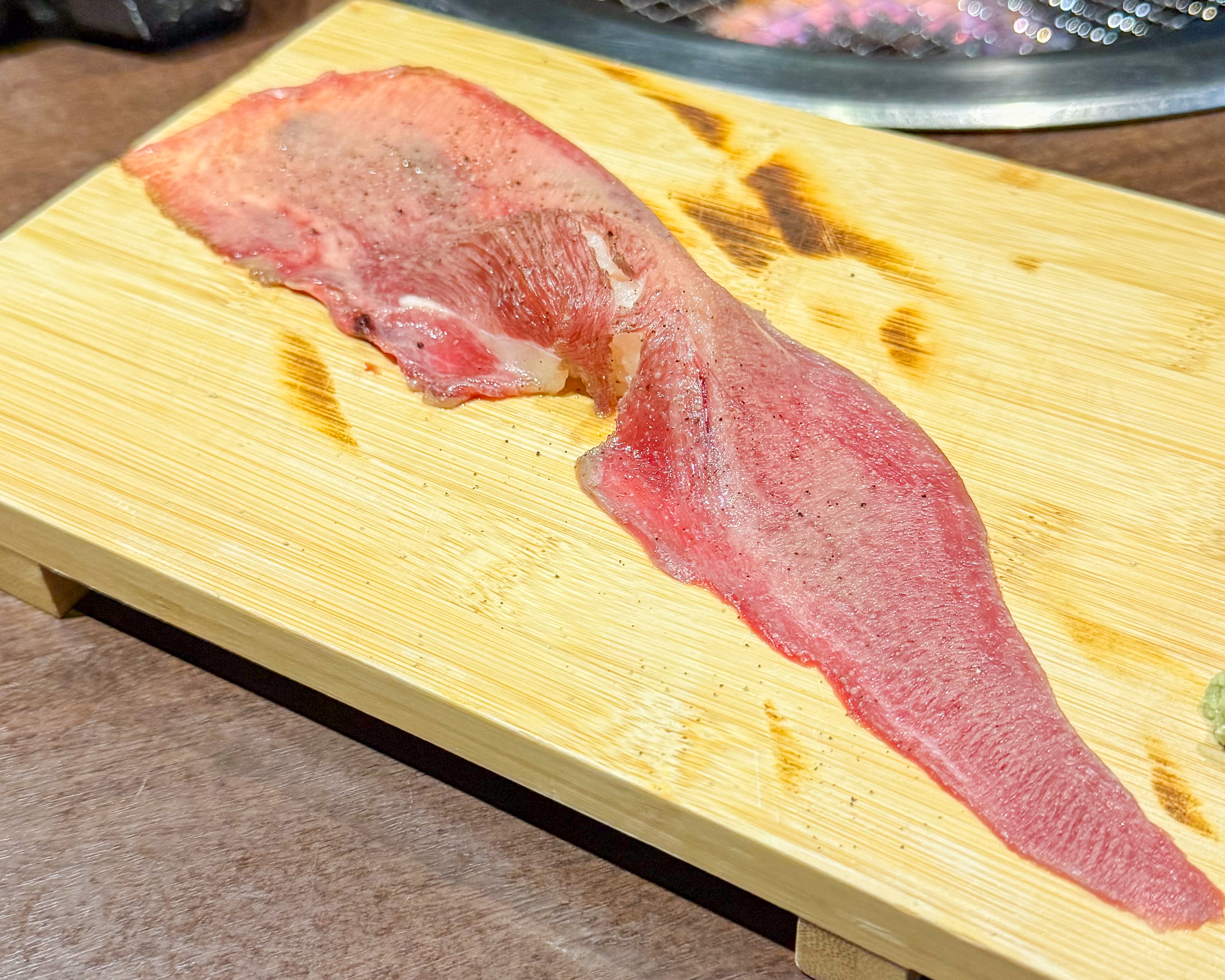RAKUGAKI GRILL ラクガキグリル 極み食べ放題コース 一枚大判牛タン肉寿司