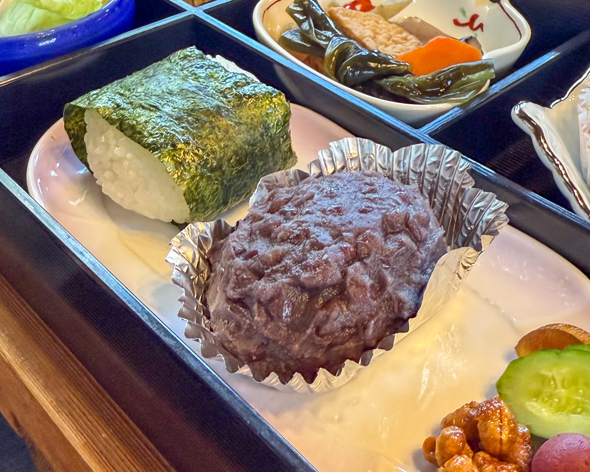 森の民話茶屋お膳 大玉村産米のおにぎり 季節のデザート