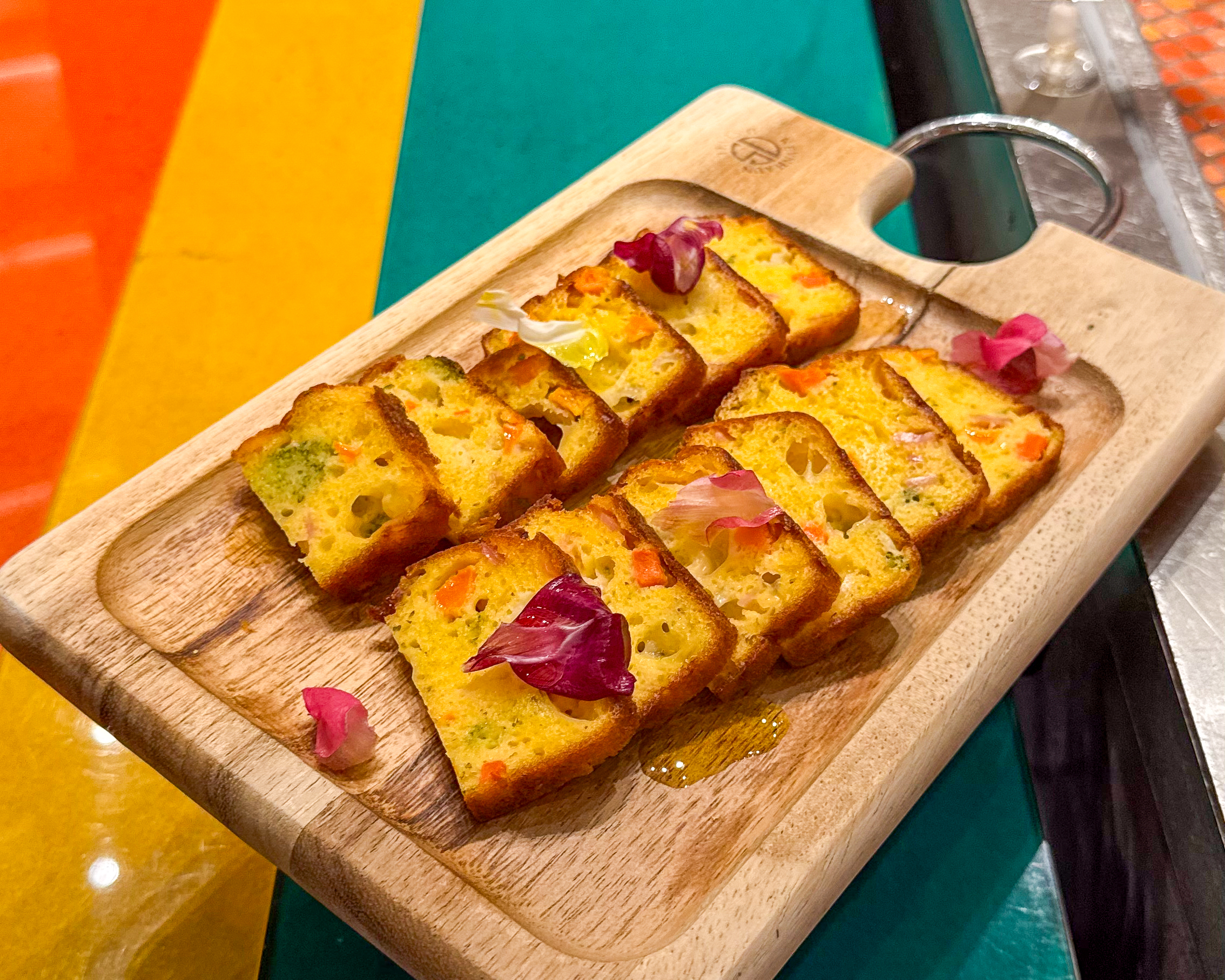 シェラトン・グランデ・トーキョーベイ・ホテル グランカフェ クリスマスブッフェ 2025 ロースハムとモッツァレラのケークサレ