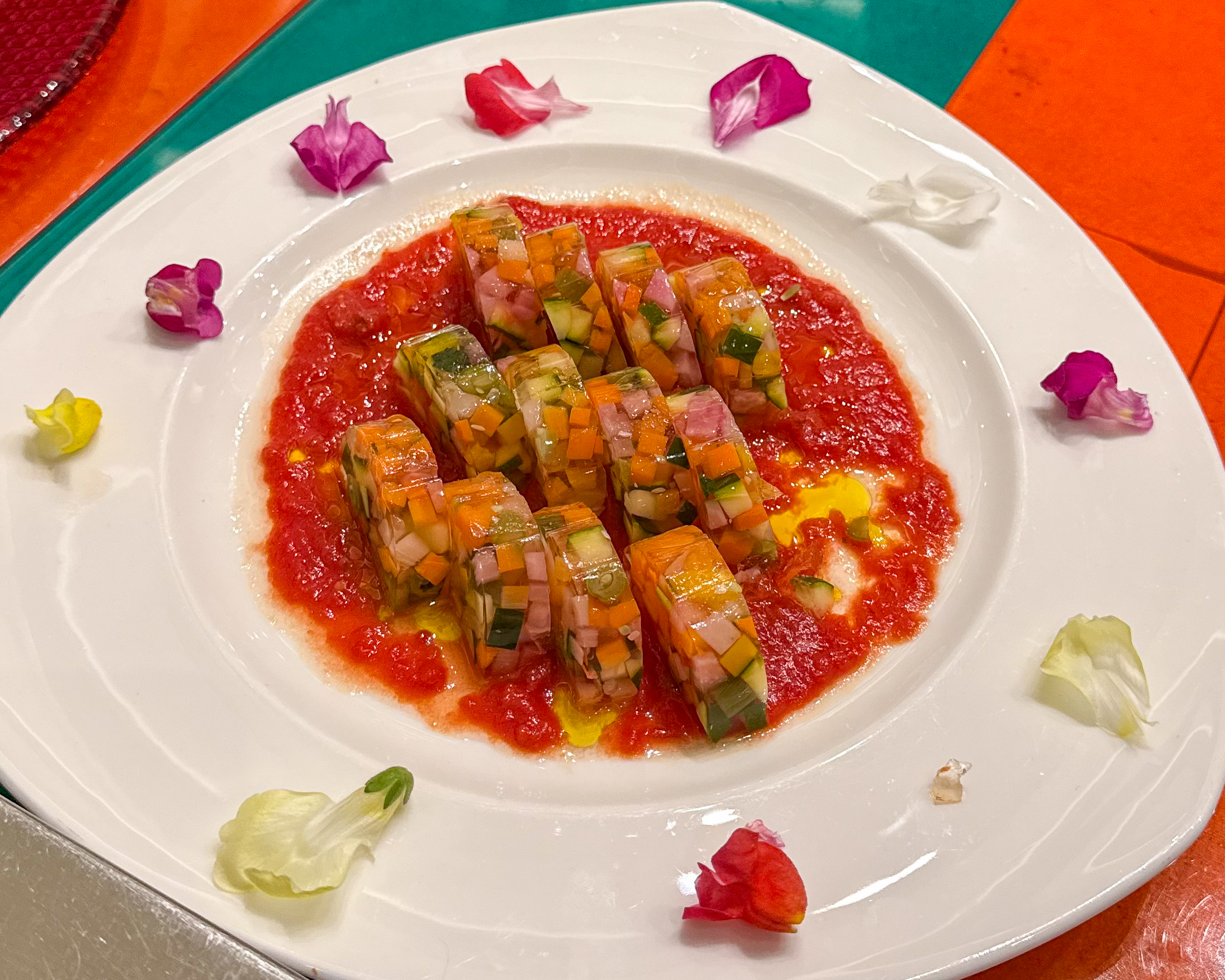 シェラトン・グランデ・トーキョーベイ・ホテル グランカフェ クリスマスブッフェ 2025 冷製フォアグラのフランと野菜のコンソメゼリー