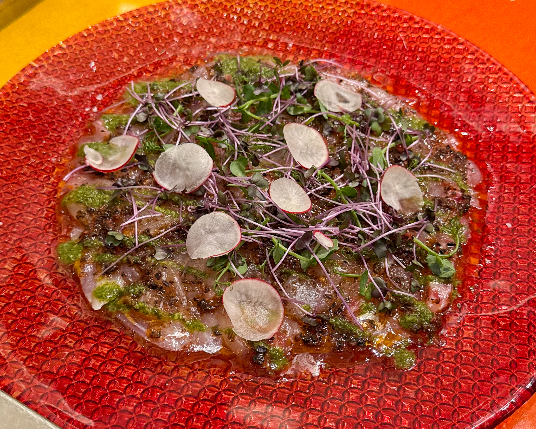 シェラトン・グランデ・トーキョーベイ・ホテル グランカフェ クリスマスブッフェ 2025 真鯛のカルパッチョ ドライトマトのピューレとソースヴェルデ