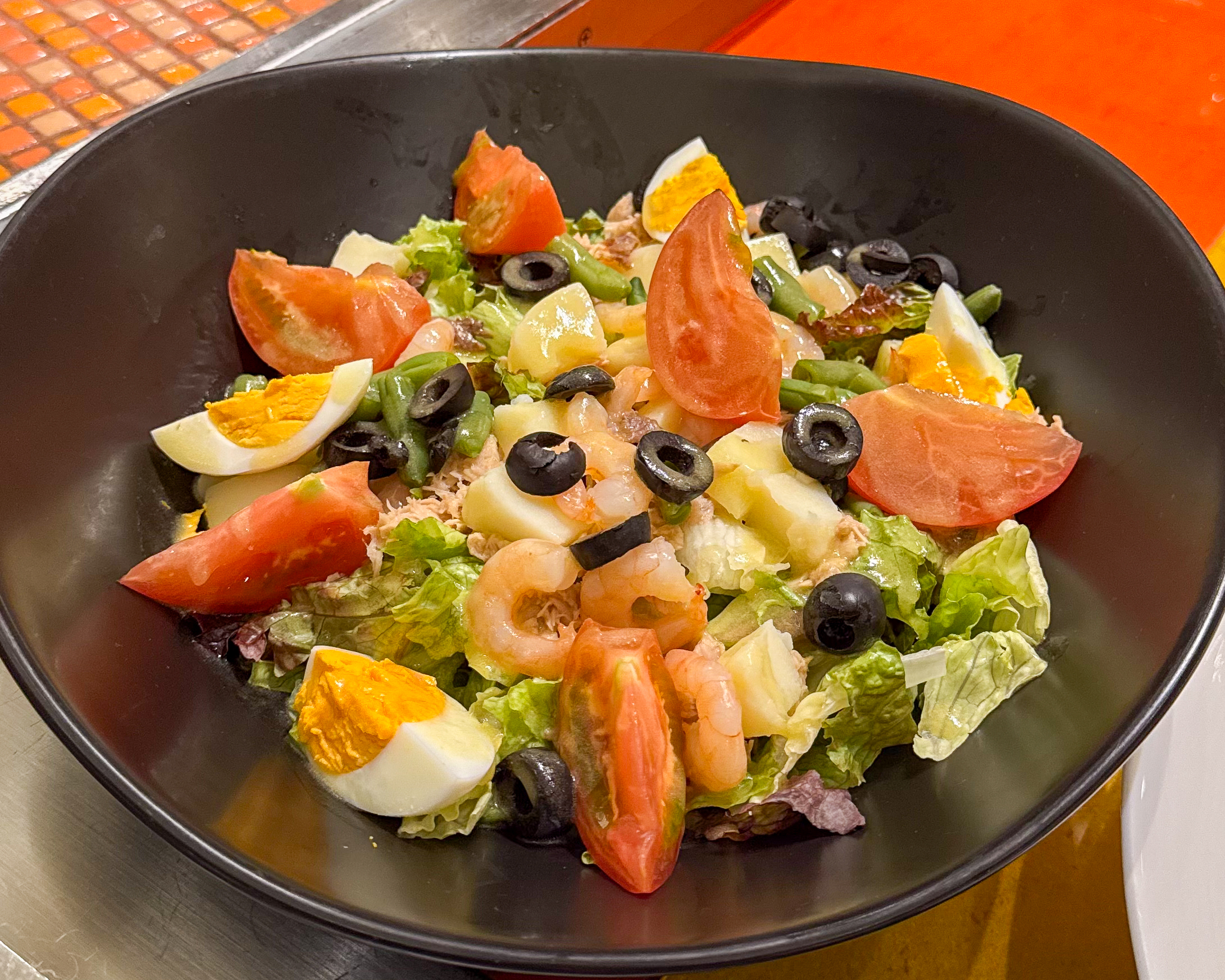 シェラトン・グランデ・トーキョーベイ・ホテル グランカフェ クリスマスブッフェ 2025 小エビとツナのサラダニソワーズ