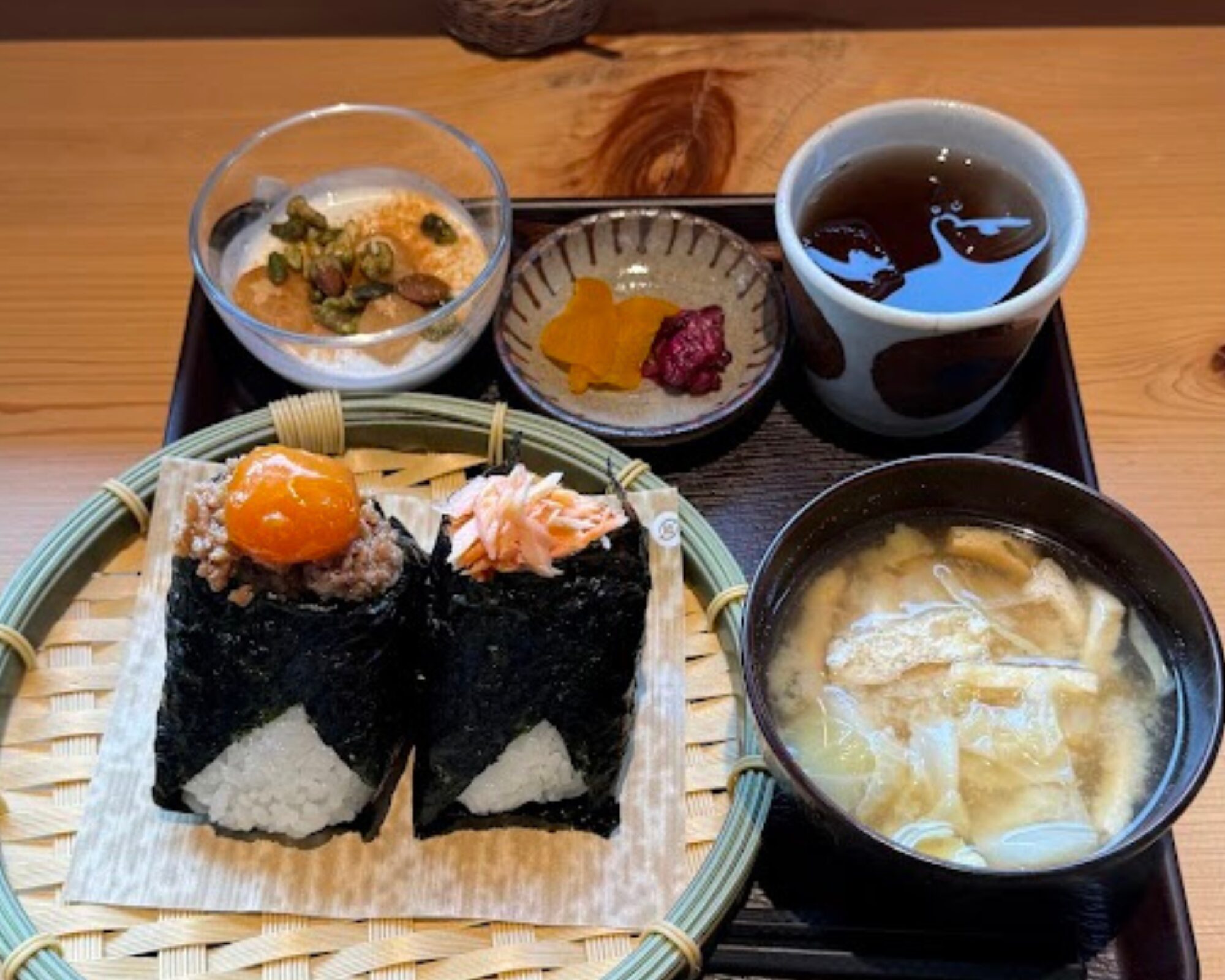 富士吉田金精軒 富士茶庵 喫茶スペース おにぎり御膳 焼鮭＋卵黄そぼろ