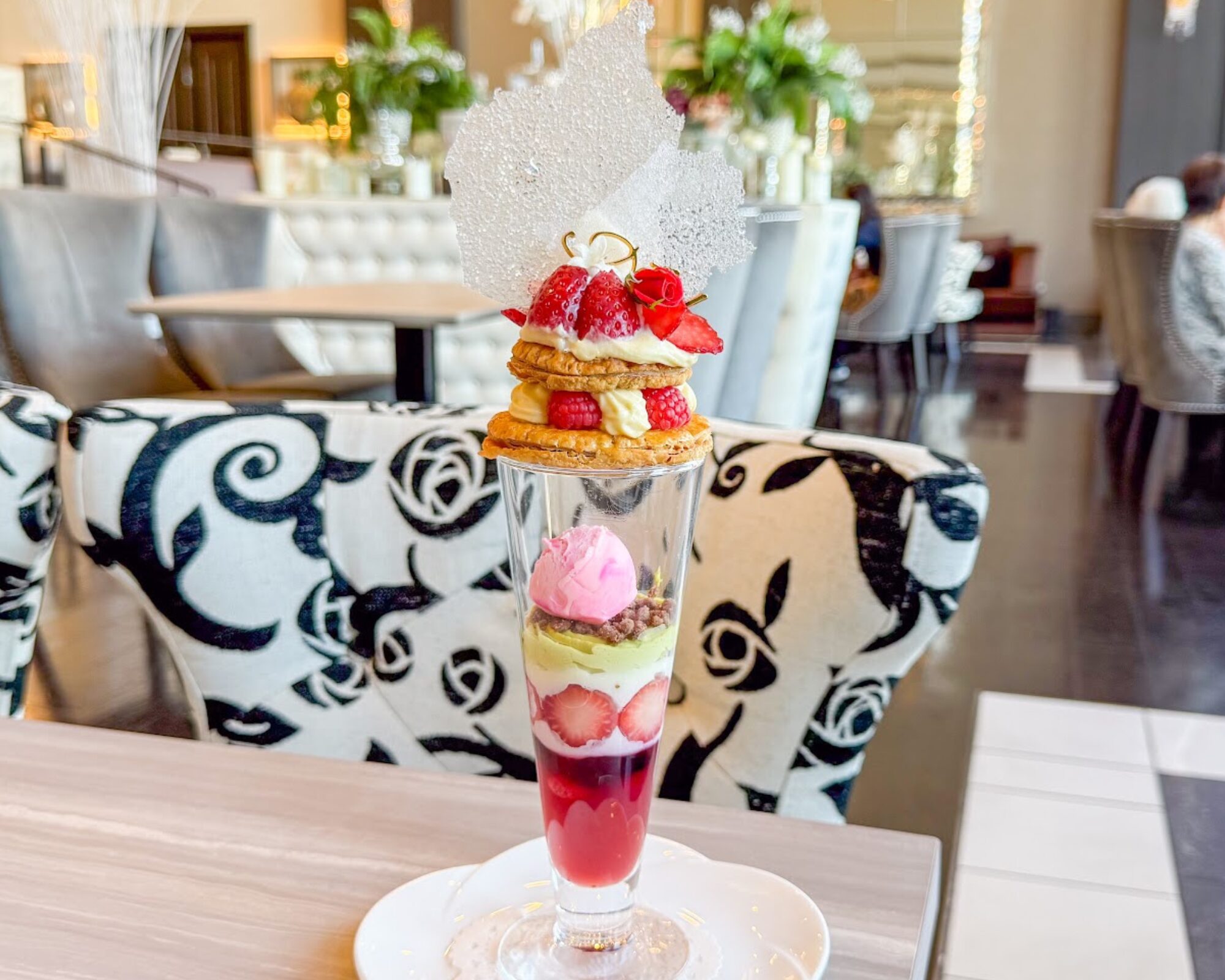 大宮璃宮 四季庭 いちごのミルフィーユクリスマスパフェ