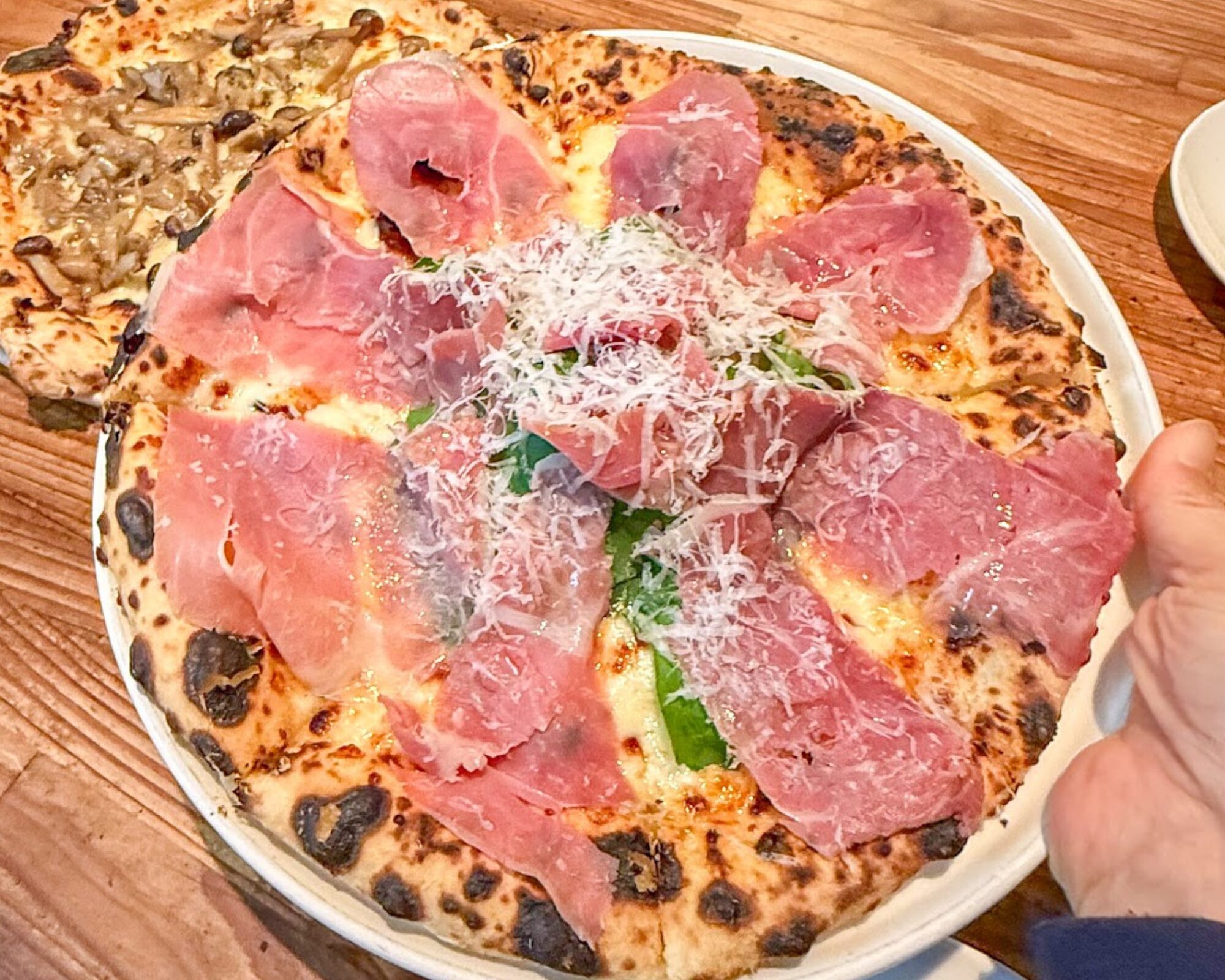 はもんみなかみとルッコラのピッツァ