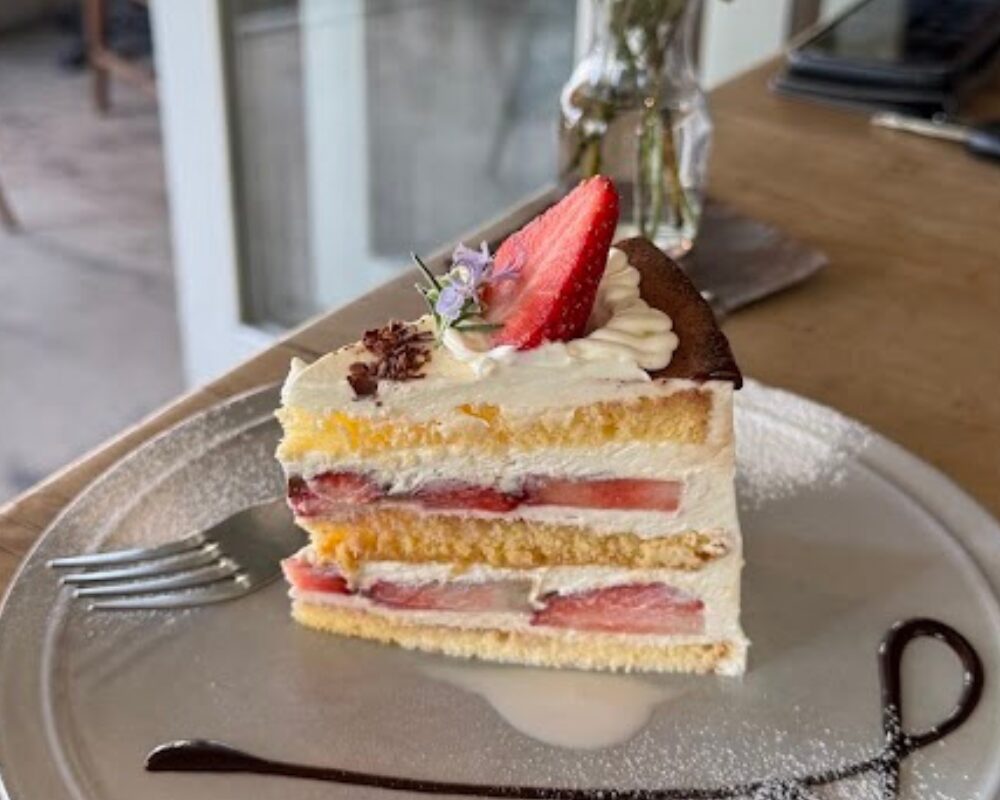 Cafe Troisieme Marche Coffee Roastery フレッシュストロベリーケーキ
