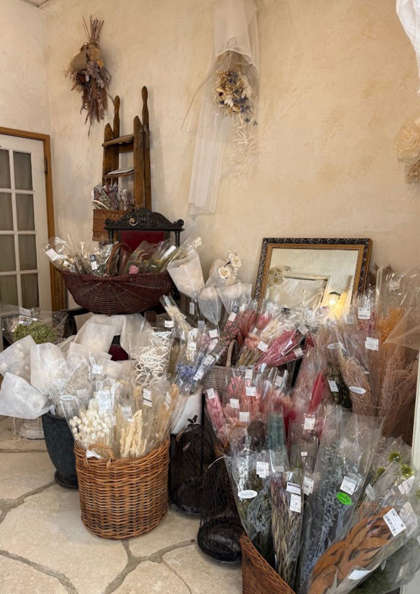 Cafe Troisieme Marche Coffee Roastery ドライフラワー