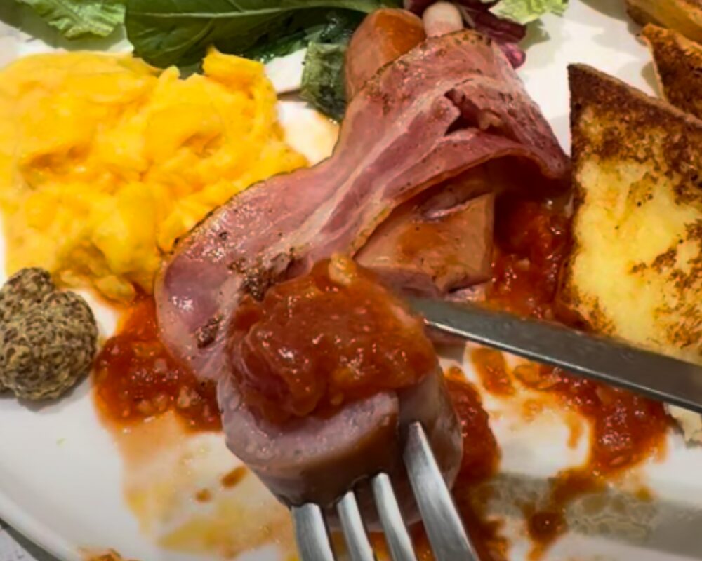 北国とミルク 浦和パルコ店 北国フレンチトースト ソーセージとベーコンのプレート