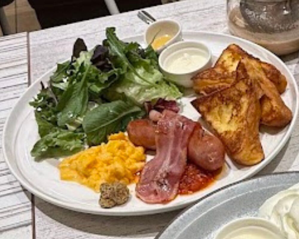 北国とミルク 浦和パルコ店 北国フレンチトースト ソーセージとベーコンのプレート