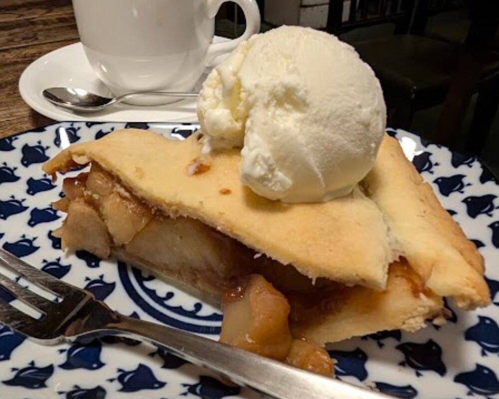 アンティークガレージカフェ さとや アップルパイ