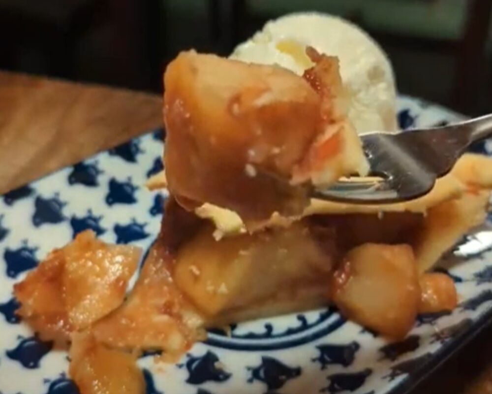 アンティークガレージカフェ さとや アップルパイ