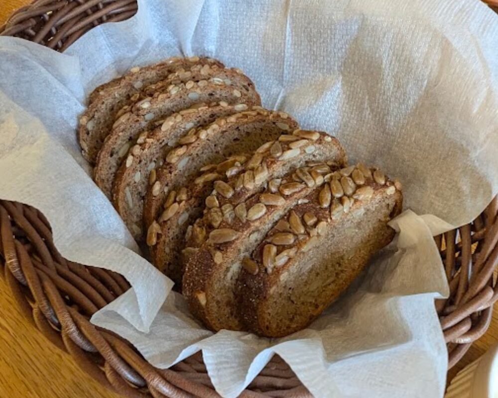 Bakery & Cafe ANTON ライ麦パン ひまわりの種