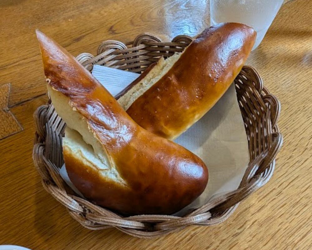 Bakery & Cafe ANTON ブレッツェルソーセージドック