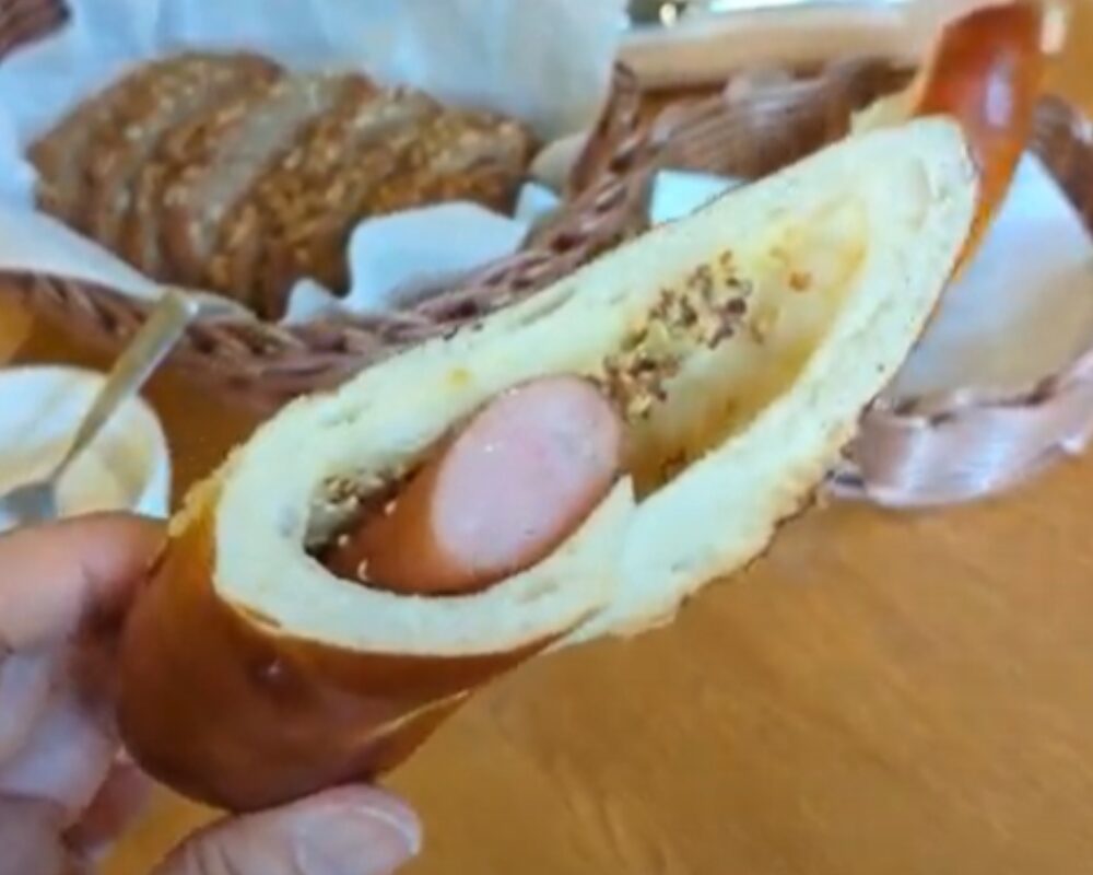 Bakery & Cafe ANTON ブレッツェルソーセージドック