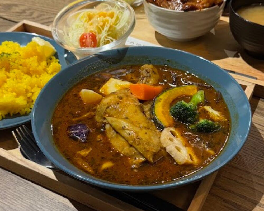 くろさわ珈琲店 ほろほろチキンと8種の野菜のスープカレー サラダ付き