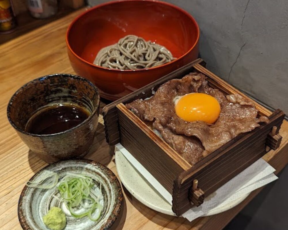 玄蕎麦 しんがり 草加店 黒毛和牛セイロ飯と玄蕎麦セット