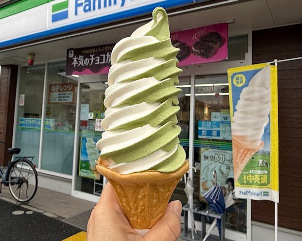 ファミリーマート 川口上青木二丁目店 ギガ盛りソフト ミックス