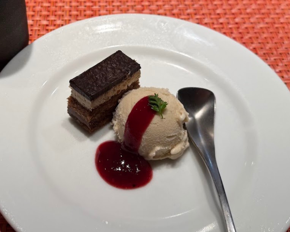 銀座のステーキ 銀座本店 メニュー A5黒毛和牛霜降肉と赤身肉のステーキコース 本日のシェフデザート