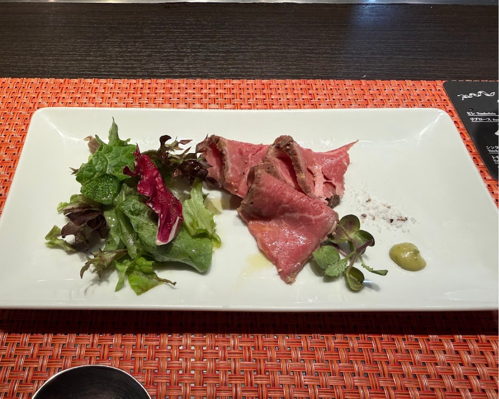 銀座のステーキ 銀座本店 メニュー A5黒毛和牛霜降肉と赤身肉のステーキコース ローストビーフ 2種のソースで