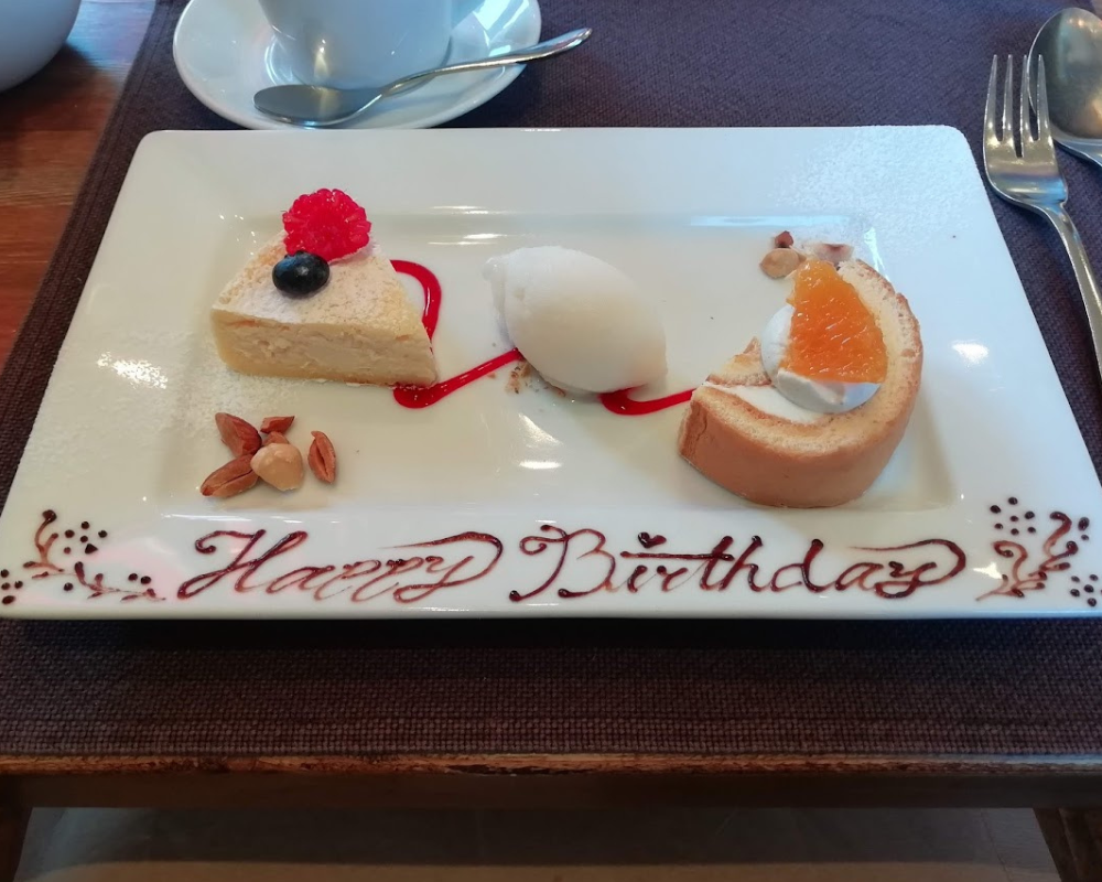 一夜城ヨロイヅカファーム レストラン ランチコース ケーキアソルティ おすすめケーキ2種類とアイスの盛り合わせ デセール